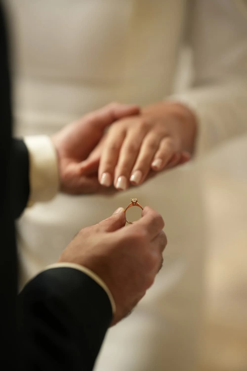 حلقه در دستان امیر و رها
